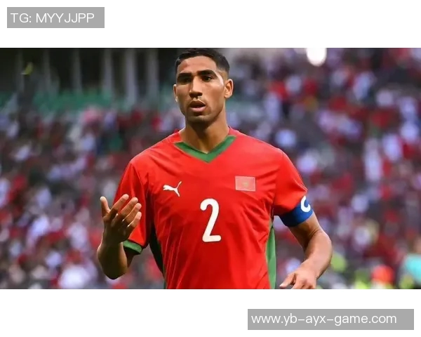 阿什拉夫积极恢复中观看皇马比赛与朋友聚会依靠助行器行走展现乐观态度